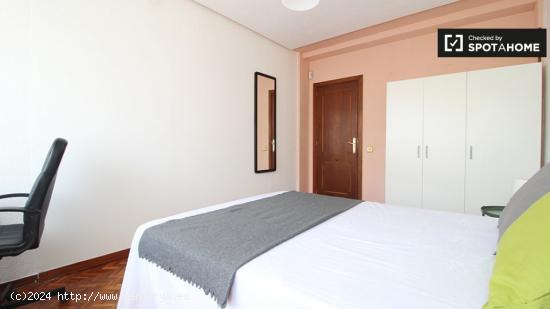 Habitación luminosa en alquiler en apartamento de 8 dormitorios en Plaza de Castilla - MADRID