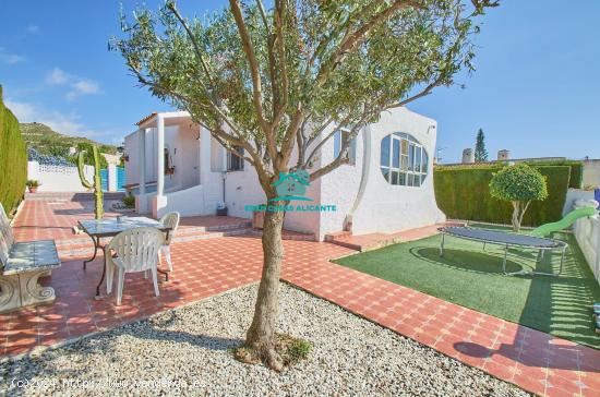 Chalet independiente de 4 dormitorios, 3 baños, piscina propia con barbacoa y parking. - ALICANTE