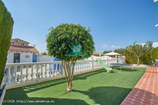 Chalet independiente de 4 dormitorios, 3 baños, piscina propia con barbacoa y parking. - ALICANTE