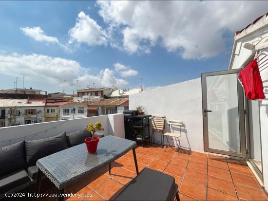 Ático Dúplex Reformado con Terraza Impecable en Venta en el Exclusivo Barrio de Ruzafa, L'Eixample