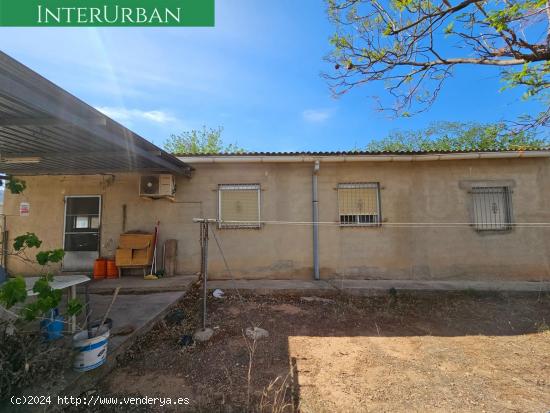 NEGOCIABLE - Parcela de 9.604m2 con vivienda y 3 naves de 266m2 cada una - VALENCIA