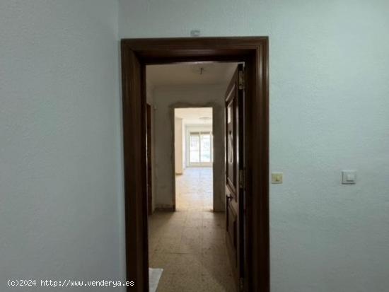 CASABANCO VENDE PISO DE TRES DORMITORIOS EN MÉRIDA. - BADAJOZ