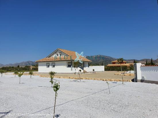 Estupendo chalet de nueva construcción con piscina privada - MURCIA