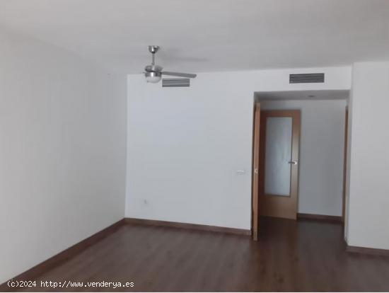 PISO EN VENTA CON TERRAZA Y PARQUING - BARCELONA