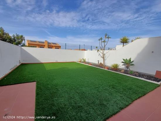 Chalet adosado en venta en Corralejo en urbanización Marina Village - LAS PALMAS