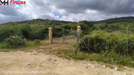  IMPRESIONANTE DEHESA DE 35 Hectareas en plena sierra de sevilla caserio semi reformado - SEVILLA 