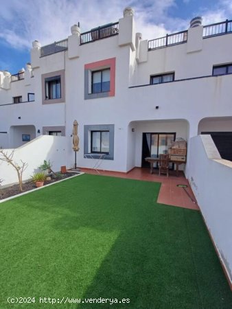 Chalet adosado en venta en Corralejo en urbanización Marina Village