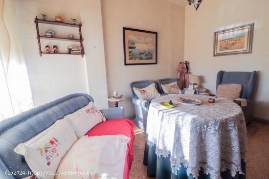 SE VENDE PISO DE 4 HABITACIONES EN LA AVD SANTA ISABEL - ALMERIA