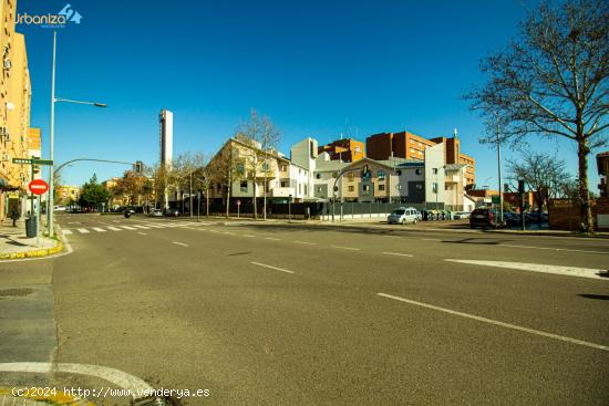 LOCAL COMERCIAL EN BRUTO JUNTO AL MATERNO, BADAJOZ - BADAJOZ