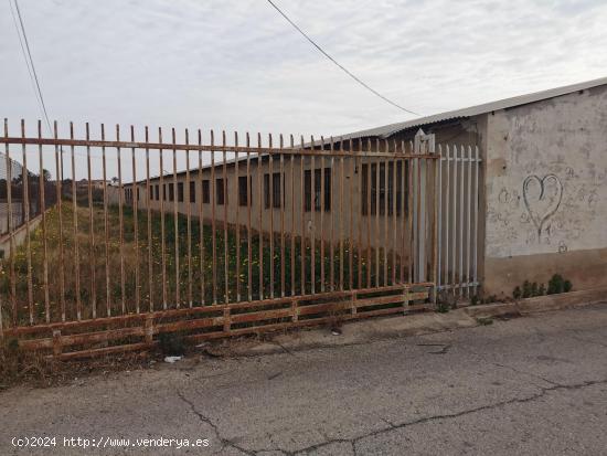 SE VENDE PARCELA EN LA CARRETERA DE MATOLA CON NAVES - ALICANTE