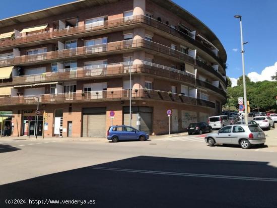  En venta gran local comercial en Ronda Sant Oleguer - BARCELONA 