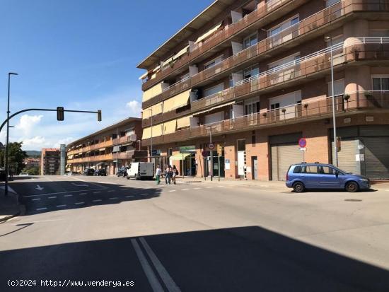 En venta gran local comercial en Ronda Sant Oleguer - BARCELONA