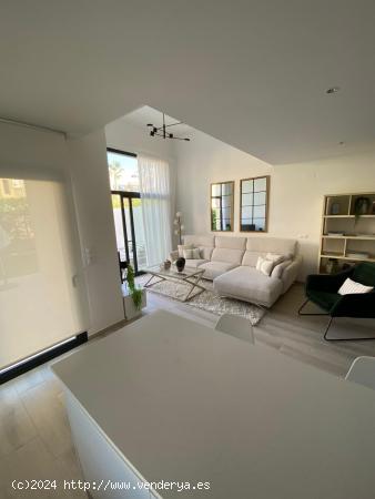 Chalet Adosado con parcela 263m2 - MALAGA