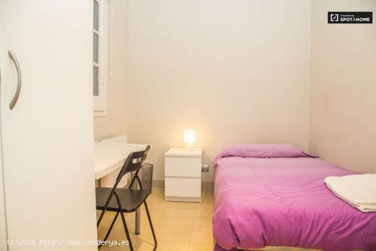 Habitación luminosa con armario independiente en un apartamento de 4 dormitorios, Eixample - BARCEL