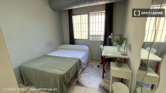 Habitación en piso compartido en Sevilla - SEVILLA