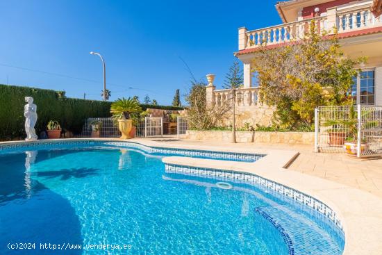 MAGNIFICO CHALET UNIFAMILIAR DE LUJO CON PISCINA EN BAHIA GRANDE - BALEARES