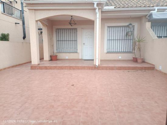 SE VENDE CHALET ADOSADO EN TORRE DE LA HORADADA - ALICANTE