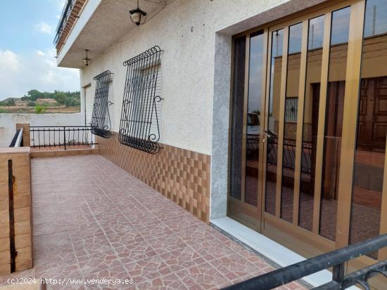 Casa con parcela de 600m2 en Zeneta - MURCIA