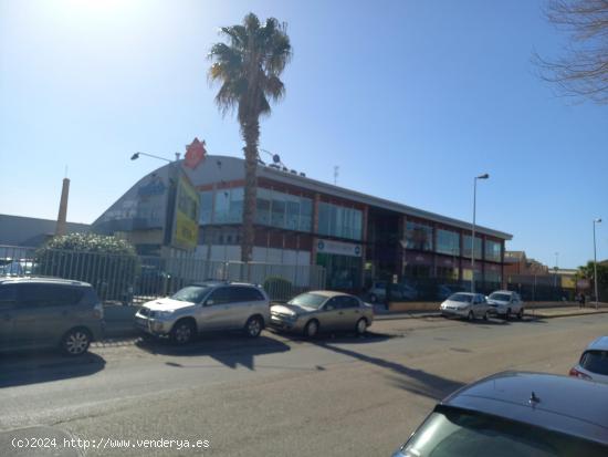  Local comercial en venta, gran aparador esquinero. - BARCELONA 