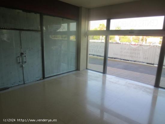 Local comercial en venta, gran aparador esquinero. - BARCELONA