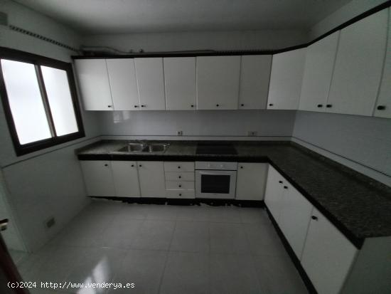 Primer piso con ascensor y plaza de parking en venta. - BARCELONA