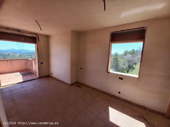 Casa de cuatro habitaciones y dos baños. Precisa reforma integral. - BARCELONA