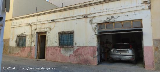  CASA EN MACAEL, ALMERÍA DE TRES HABITACIONES Y GARAJE PARA REFORMAR - ALMERIA 