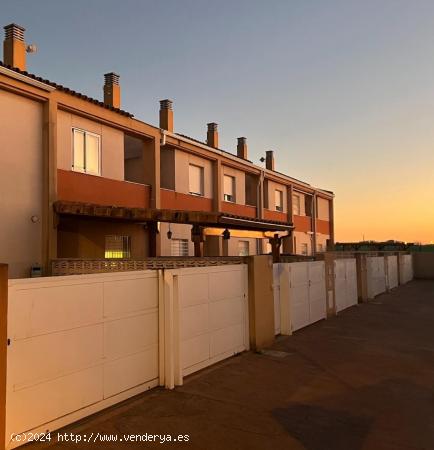 MAGNÍFICA CASA ADOSADA CON PISICINA, EN PLAYA DE ALMAZORA - CASTELLON