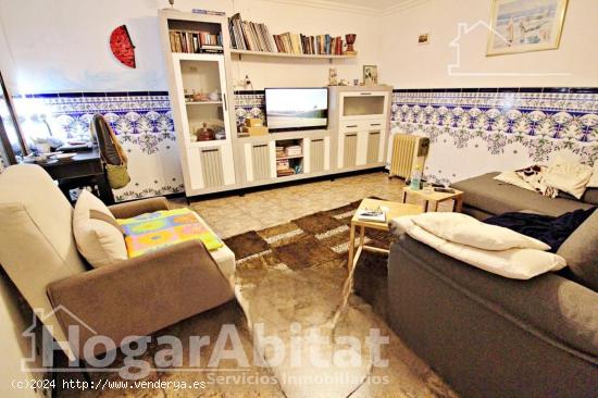 ACOGEDORA Y AMPLIA CASA, CON TERRAZA Y TRASTERO EN EL CENTRO - CASTELLON