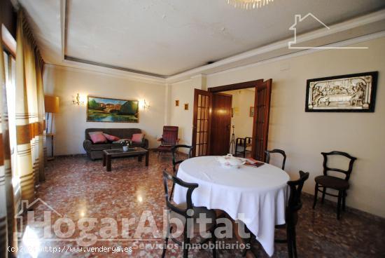 ESPACIOSA Y LUMINOSA CASA CON TERRAZA Y GARAJE - VALENCIA