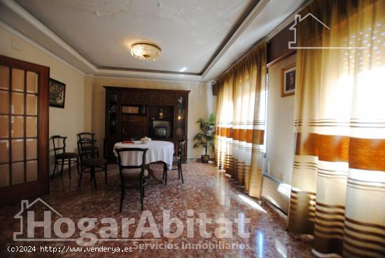 ESPACIOSA Y LUMINOSA CASA CON TERRAZA Y GARAJE - VALENCIA