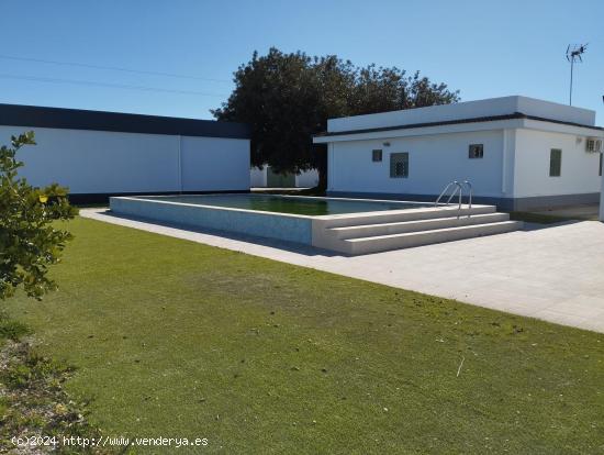 Precioso chalet con piscina en alquiler por temporadas - CADIZ