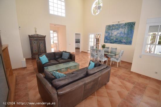 Chalet independiente con excelentes vistas al mar en venta en Puerto Rico. - LAS PALMAS