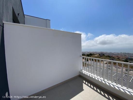 Piso de 3 dormitorios, 2 baños, 2 parkings y trastero, terraza 15.5 m2  con vistas al mar. - MALAGA