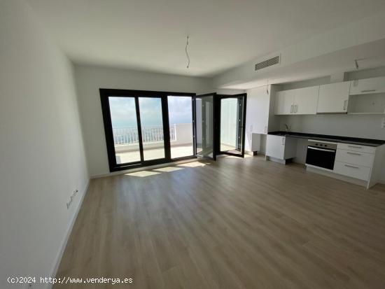 Piso de 3 dormitorios, 2 baños, 2 parkings y trastero, terraza 15.5 m2  con vistas al mar. - MALAGA