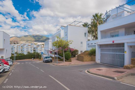 Piso de lujo en urbanización privada. En segunda linea de playa junto las Yucas. - MALAGA