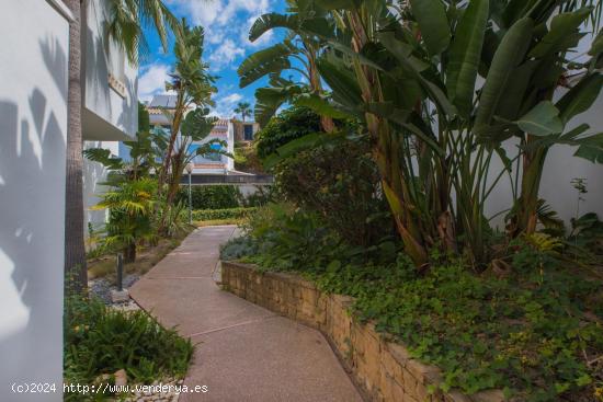 Piso de lujo en urbanización privada. En segunda linea de playa junto las Yucas. - MALAGA