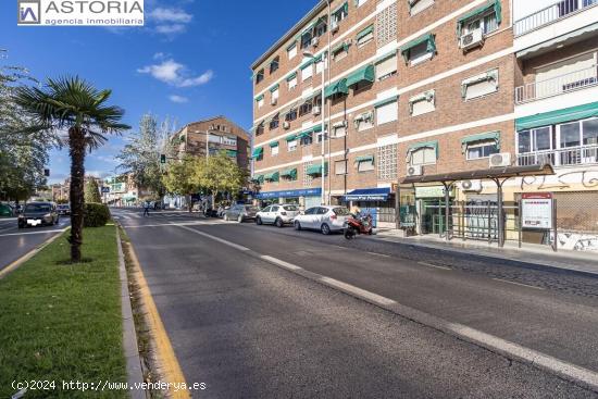 Traumatología (junto). Local comercial con mucho paso de personas. 2 baños. - GRANADA