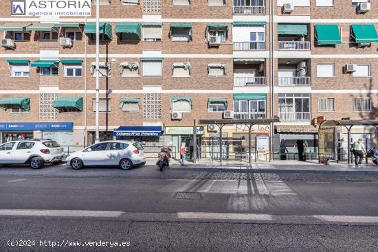 Traumatología (junto). Local comercial con mucho paso de personas. 2 baños. - GRANADA