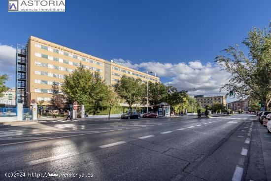 Traumatología (junto). Local comercial con mucho paso de personas. 2 baños. - GRANADA