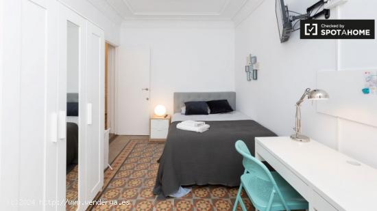 Se alquila habitación en piso de 7 habitaciones en Barcelona - BARCELONA