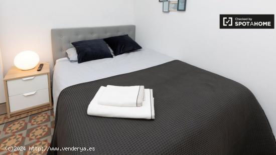 Se alquila habitación en piso de 7 habitaciones en Barcelona - BARCELONA