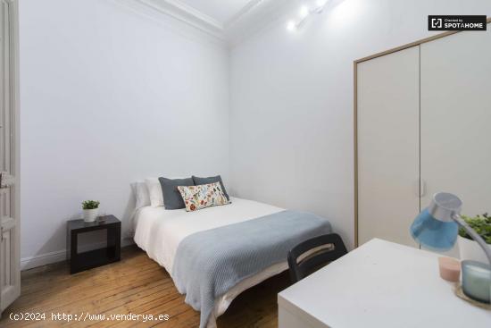  Habitación con balcón en piso compartido, Puerta del Sol - MADRID 