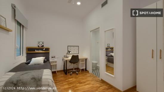 Se alquila habitación en piso de 6 habitaciones en Barcelona - BARCELONA