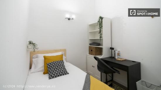 Se alquilan habitaciones en un apartamento de 7 dormitorios en Ciutat Vella - VALENCIA