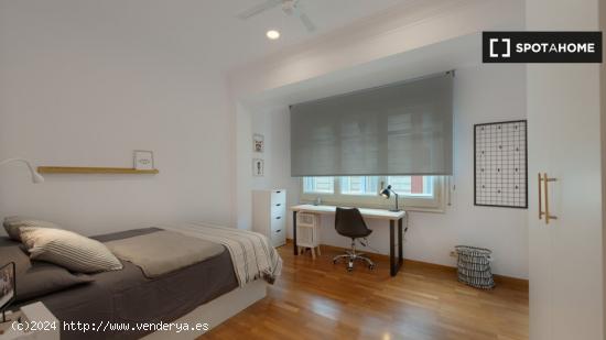 Se alquila habitación en piso de 5 habitaciones en Barcelona - BARCELONA