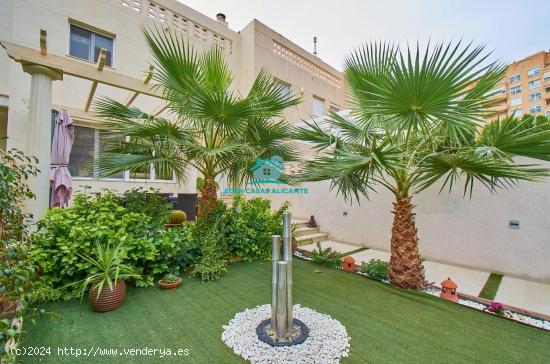 Gran vivienda adosada con 4 dormitorios, 2 jardines y solárium vistas al mar cerca de El Campello -