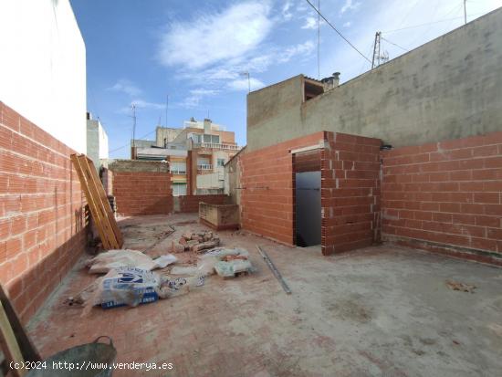 Edificación en construcción en el centro de Guardamar del Segura. - ALICANTE