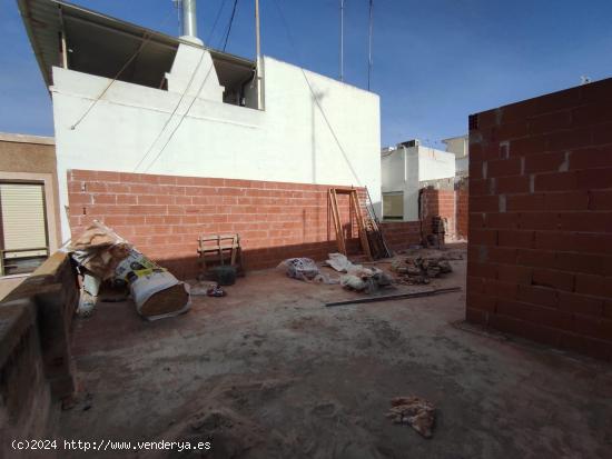 Edificación en construcción en el centro de Guardamar del Segura. - ALICANTE