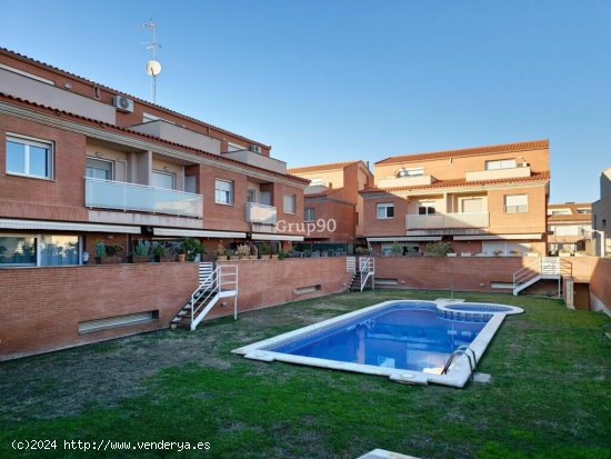  LUJOSA CASA PAREADA CON PISCINA EN TORREFARRERA 